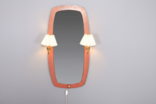 Load image into Gallery viewer, Vintage teakhouten spiegel met verlichting. Zweden 1950/60 (396)