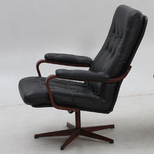 Load image into Gallery viewer, Set van twee vintage zwart lederen draaistoelen, Zweden 1970 (#22566)