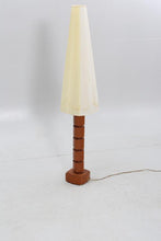 Load image into Gallery viewer, Vintage teak  vloerlamp met grote kap, Zweden 1950 (#417)