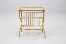 Load image into Gallery viewer, Vintage rotan kranten tafeltje Zweden 1960  (22551)