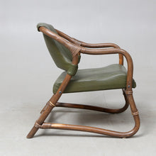 Load image into Gallery viewer, Set van drie Rotan fauteuils met groen lederen bekleding jaren 60. Zweeds ontwerp (#415)