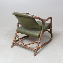 Load image into Gallery viewer, Set van drie Rotan fauteuils met groen lederen bekleding jaren 60. Zweeds ontwerp (#415)