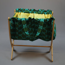 Load image into Gallery viewer, Rotan kranten tafeltje en krantenbak, Zweden 1960 (#353)