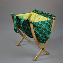 Load image into Gallery viewer, Rotan kranten tafeltje en krantenbak, Zweden 1960 (#353)