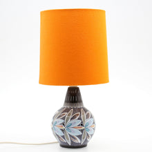 Load image into Gallery viewer, Vintage keramiek lampvoet met oranje stoffen kap, Alms Zweden 1960 (#22597)